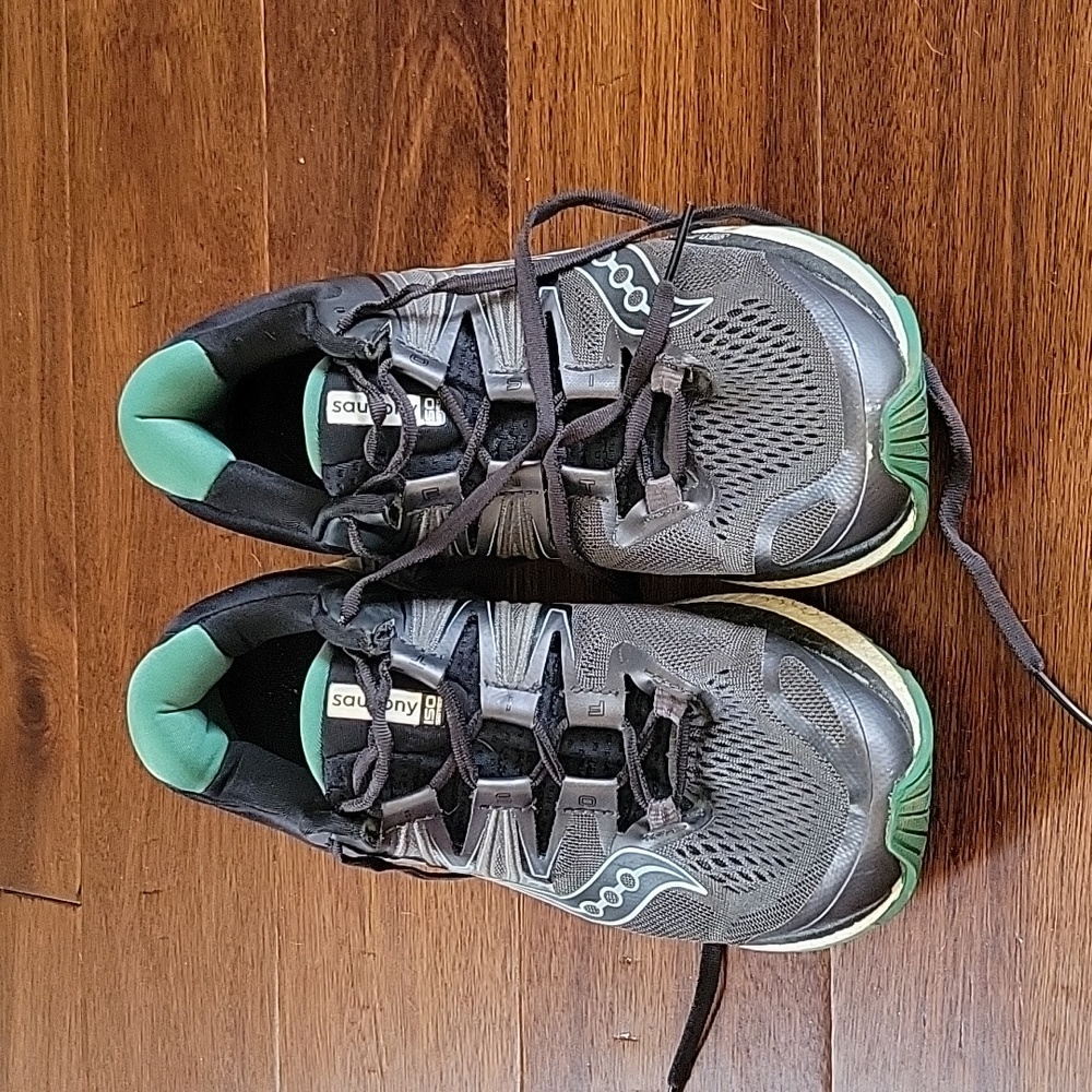 Men's size 9.5 Saucony Hurricane ISO running shoes